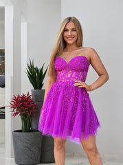 A-line/Princess Strapless Knee-Length Tulle Homecoming Dress with Appliques Lace