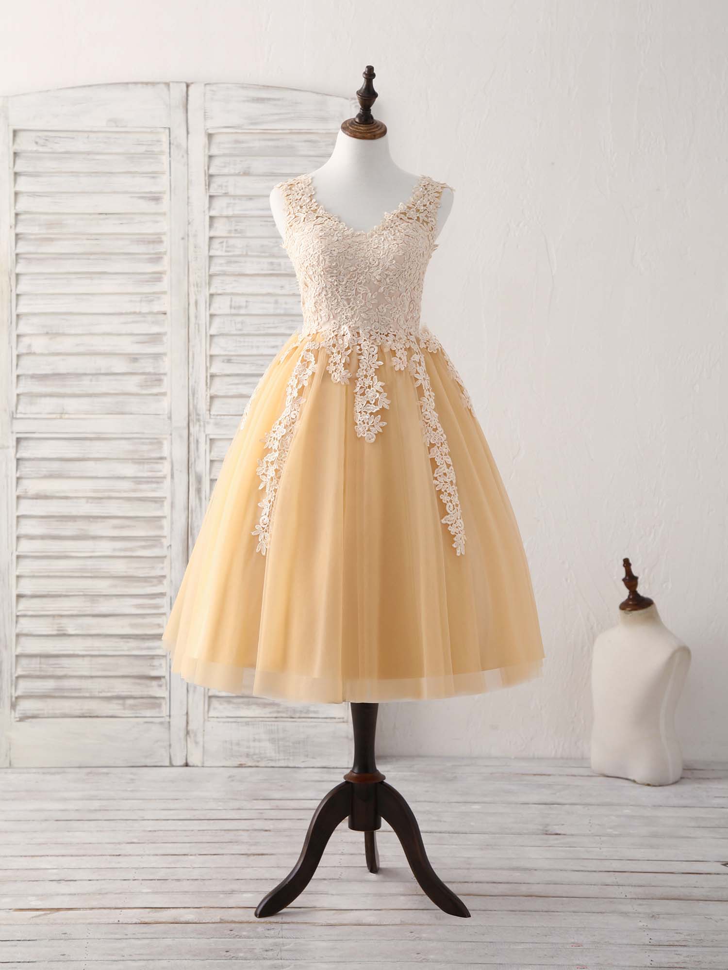 Champagne V Neck Tulle Lace Applique Short Prom Dresses